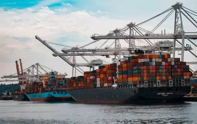 Transport maritime navire marchandises conteneurs unsplash 646x407